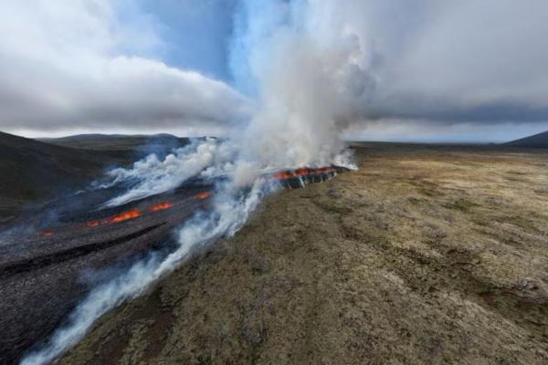 Gunung Berapi Dekat Ibukota Islandia Meletus Diserati Gempa Hebat