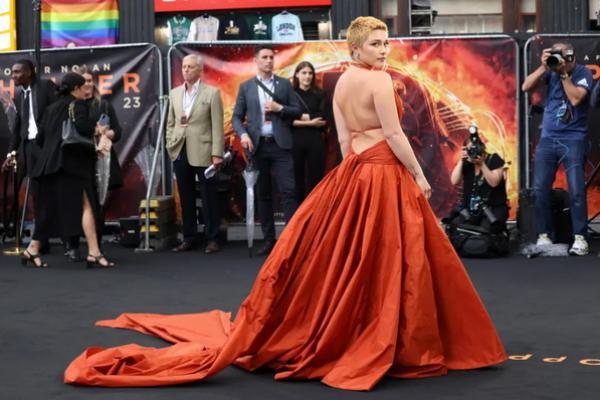 Hadiri Premiere Oppenheimer, Florence Pugh Memesona dengan Gaun Valentino Berpotongan Terbuka