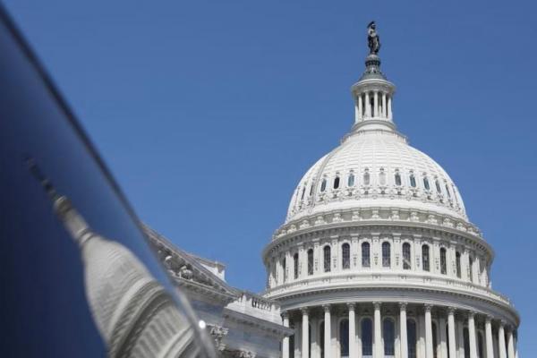 Kubah Capitol AS tercermin dalam jendela di Capitol Hill di Washington, AS, 20 April 2023. Foto: Reuters 