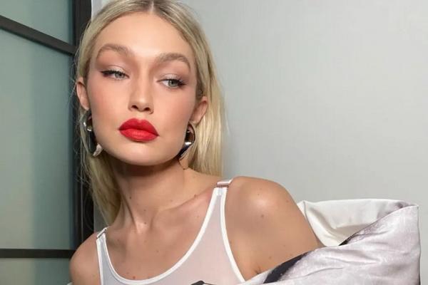 Gigi Hadid Pamer Tato Naga di Pinggulnya, `New Girl with a Dragon Tattoo`