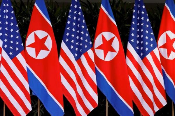 Korea Utara Menembakkan Dua Rudal setelah Kapal Selam AS tiba di Selatan