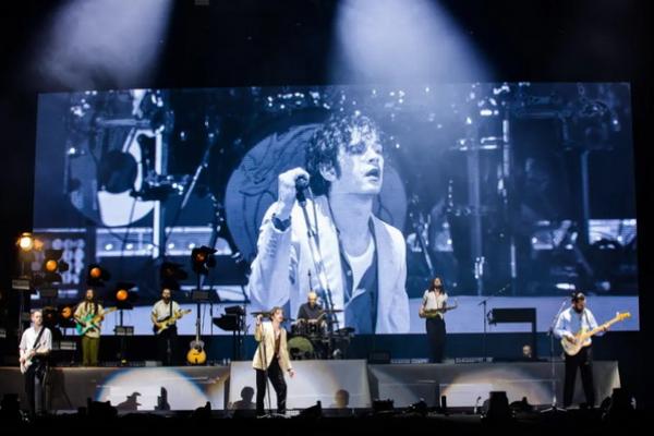 Dilarang Tampil Usai Ciuman Sesama Jenis, Vokalis The 1975 Matty Healy Kecam Pemerintah Malaysia