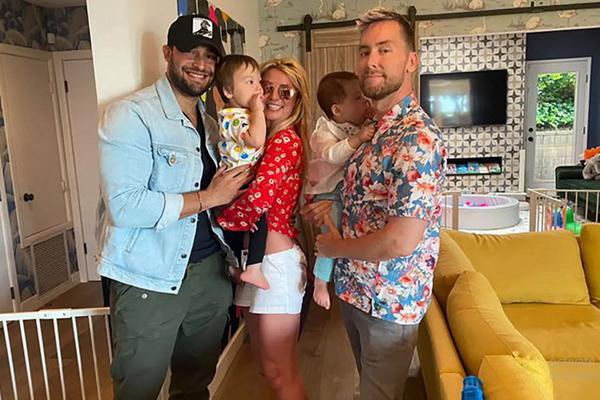 Bertemu Lance Bass dan Bayi Kembarnya, Britney Spears Mendadak Jadi Tante Baru
