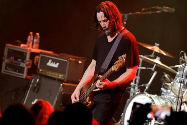 20 Tahun Vakum, Keanu Reeves Kembali Ngeband Bersama Dogstar