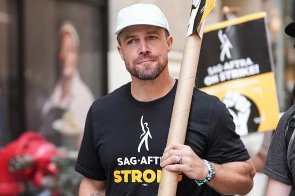 Dukung Pemogokan Penulis, Bintang Arrow Stephen Amell Ikut Piket SAG-AFTRA