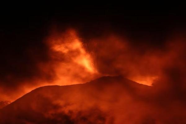 Letusan Gunung Etna Mengganggu Bandara Catania, Penerbangan di Sisilia Dihentikan