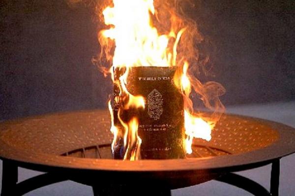 Wanita Ditangkap Setelah Menyemprot Pembakar Al Quran dengan Alat Pemadam Api di Swedia