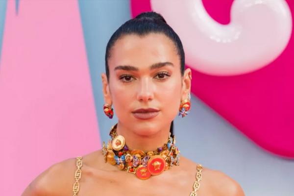 Rayakan Ulang Tahun Ke-28, Dua Lipa Liburan dengan Kapal Pesiar ke Pantai Yunani yang Indah