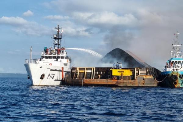Kantor UPP Likupang Kerahkan Kapal Patroli Bantu Padamkan Kebakaran BG Oceanus 32