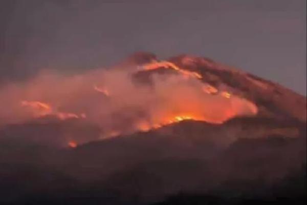 Gunung Sumbing Terbakar,  69 Pendaki Dievakuasi 