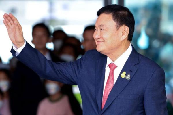 Raja Thailand Ringankan Hukuman Mantan PM Thaksin Menjadi Setahun