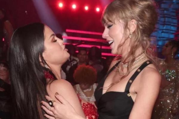 Selena Gomez Puji Taylor Swift Menakjubkan Sementara Dirinya Seperti Orang Sembelit