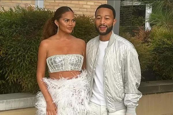 Outfit John Legend dan Chrissy Teigen Nonton Konser Renaissance Beyonce dengan Busana Perak