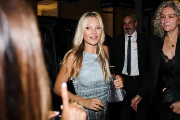 Jelang Usia 50 Tahun, Supermodel Kate Moss Akui Belum Bisa Berhenti Merokok