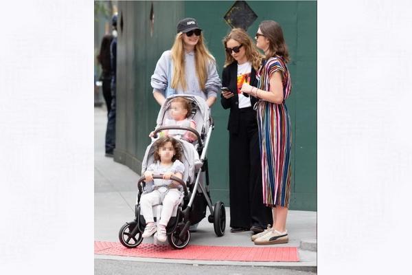 Taylor Swift Pinjamkan Apartemen di New York untuk Sophie Turner dan Anak-anaknya