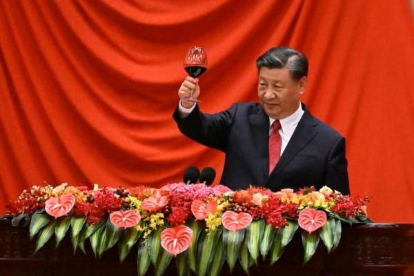 Presiden China Xi Jinping bersulang kepada para tamu saat jamuan makan malam di Aula Besar Rakyat di Beijing, Tiongkok, 28 September 2023. Foto: via Reuters 