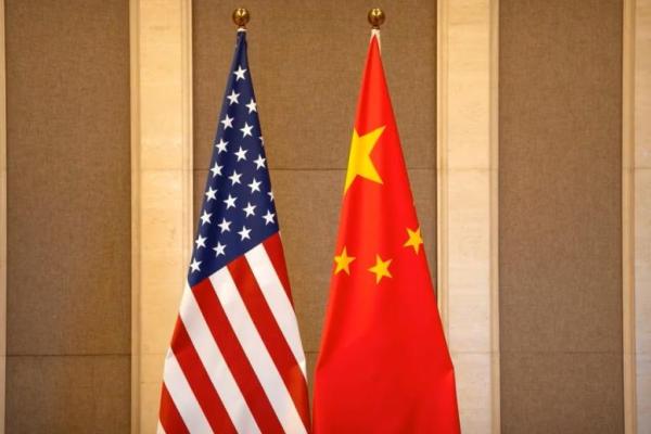 Bendera Amerika Serikat dan Tiongkok dipasang di Diaoyutai State Guesthouse di Beijing, Tiongkok, Sabtu, 8 Juli 2023. Foto: via Reuters 