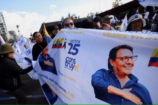Pendukung memegang spanduk bergambar calon presiden yang terbunuh Fernando Villavicencio di Quito, Ekuador, 17 Agustus 2023. Foto: Reuters 