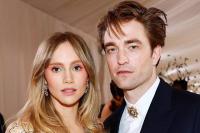 Suki Waterhouse Beruntung Pacarnya Robert Pattinson Menerima Dia Apa Adanya