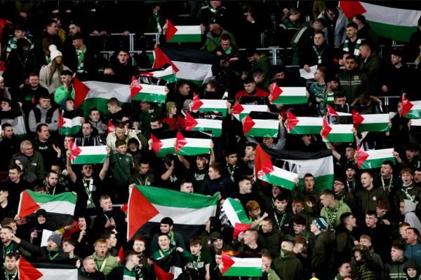Meski Dilarang, Ribuan Penggemar Celtic Tetap Kibarkan Bendera Palestina di Liga Champions