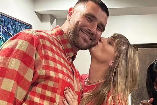 Rayakan Malam Tahun Baru, Taylor Swift dan Travis Kelce Berbagi Ciuman Manis