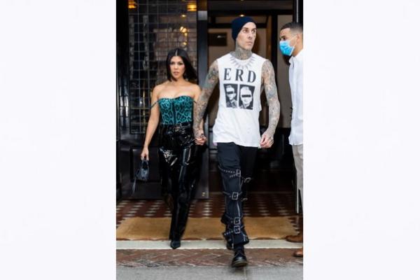 Travis Barker Bantah Dirinya Jadi Penyebab Perseteruan antara Kourtney Kardashian dan Kim Kardashian