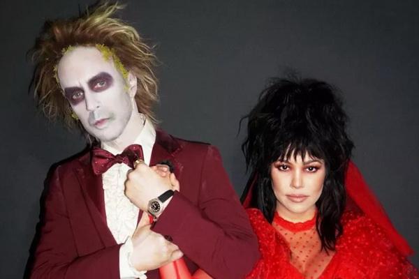 Kompak, Kourtney Kardashian dan Travis Barker Pakai Kostum Beetlejuice di Pesta Halloween