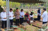 Peringati HKN, Keluarga Besar RSPI Tabur Bunga ke Makam Julie Sulianti Saroso