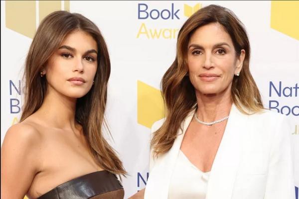 Duo Kompak Ibu-Anak, Kaia Gerber dan Cindy Crawford Tampil Menawan di National Book Awards