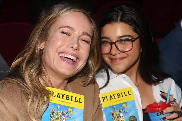 Bintang The Marvels Brie Larson dan Iman Vellani Nonton Bareng Pertunjukan Broadway