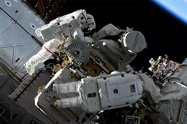 Tas Peralatan Astronot yang Terapung Kini Mengorbit Bumi. (FOTO: NASA) 