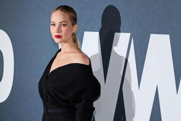 Penampilannya Tampak Berbeda, Jennifer Lawrence Digosipkan Operasi Plastik