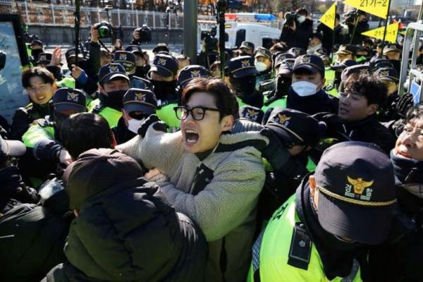 Protes Larangan Makan Daging Anjing, Petani Korea Selatan Bentrok dengan Polisi