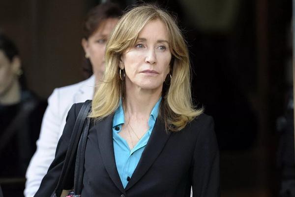 Skandal Suap, Felicity Huffman Ingin Putrinya Masuk Perguruan Tinggi Favorit