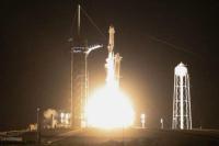 Roket Falcon 9 lepas landas dalam misi SpaceX Crew-7 NASA, dari Kennedy Space Center di Cape Canaveral, Florida, AS, 26 Agustus 2023. Foto: Reuters