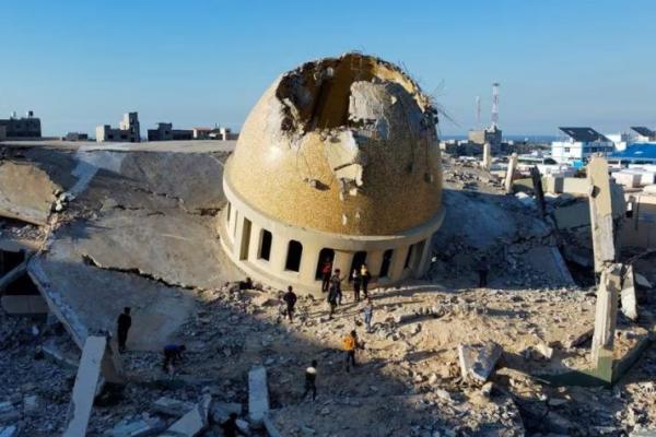 Di Gaza, Azan Berkumandang dari Masjid yang Dibombardir