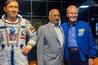 Administrator NASA Bill Nelson berfoto bersama mantan Astronot India Rakesh Sharma, di Auditorium VITM, di Bengaluru, India 29 November 2023. Foto: Reuters