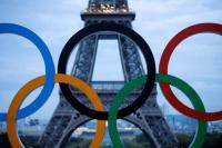 Cincin Olimpiade terlihat di depan Menara Eiffel di alun-alun Trocadero di Paris, Prancis, 14 September 2017. Foto: Reuters