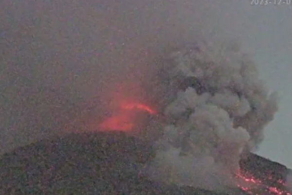 Gunung Merapi Tujuh Kali Semburkan Awan Panas Guguran 3,5 Kilometer