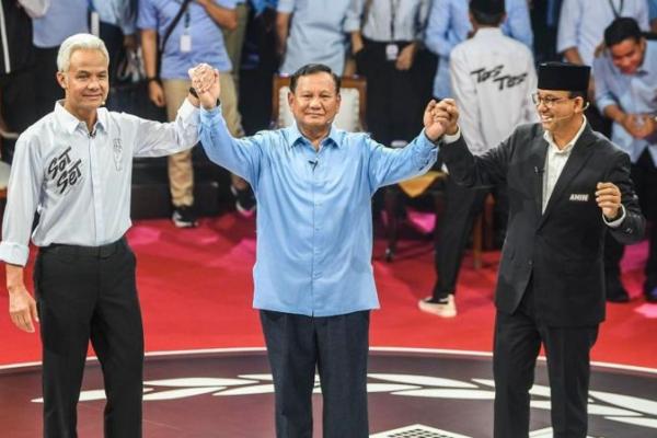 Ketiga kandidat capres Anies Baswedan, Prabowo Subianto, dan Ganjar Pranowo bergandengan tangan usai debat perdana. Foto: Antara 