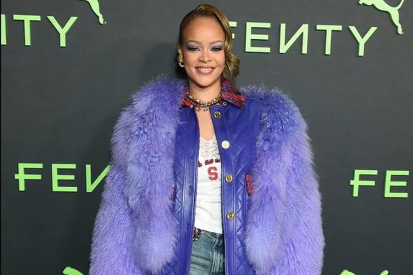Kolaborasi Fenty x Puma, Rihanna Tampil Menawan dengan Jaket Ungu Cerah