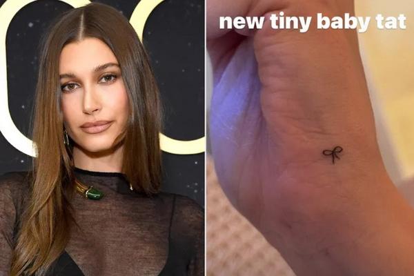 Hailey Bieber Pamer Tato Kecil Baru Berbentuk Pita