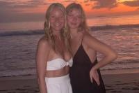 Gwyneth Paltrow dan Putrinya Apple Berpose di Pantai saat Liburan di Meksiko