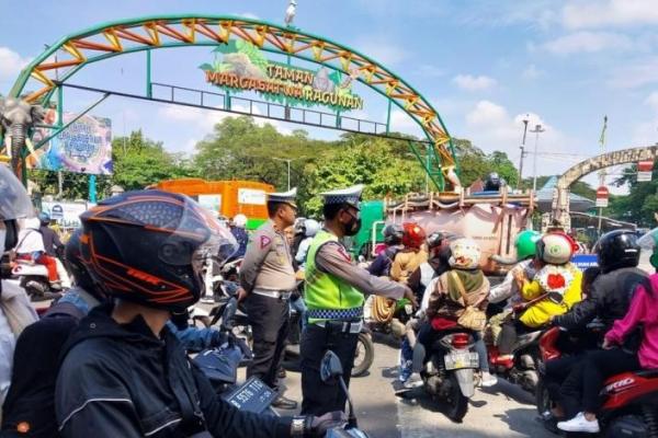 52 Ribu Wisatawan Padati Ragunan saat Libur Natal