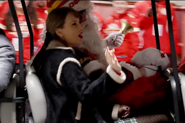 Merry Swiftmas! Taylor Swift Boyong Keluarganya Nonton Pertandingan Travis Kelce di Hari Natal