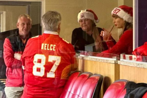 Akrab, Orangtua Taylor Swift Ngobrol dengan Ayah Travis Kelce Sebelum Pertandingan Chiefs