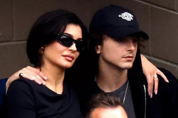 Timothee Chalamet Jadi Tamu di Pesta Malam Natal Keluarga Kardashian-Jenner