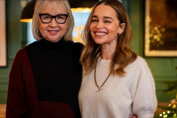Bintang Game Of Thrones Emilia Clarke dan Ibunya Didapuk Jadi Anggota Orde Kerajaan Inggris