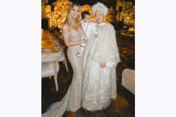 Sia Muncul Pertama Kali Usai Operasi Sedot Lemak di Pesta Natal Kardashian