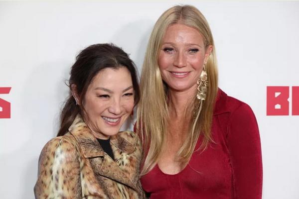 Dua Pemenang Oscar Michelle Yeoh dan Gwyneth Paltrow Bertemu di Premiere di The Brothers Sun